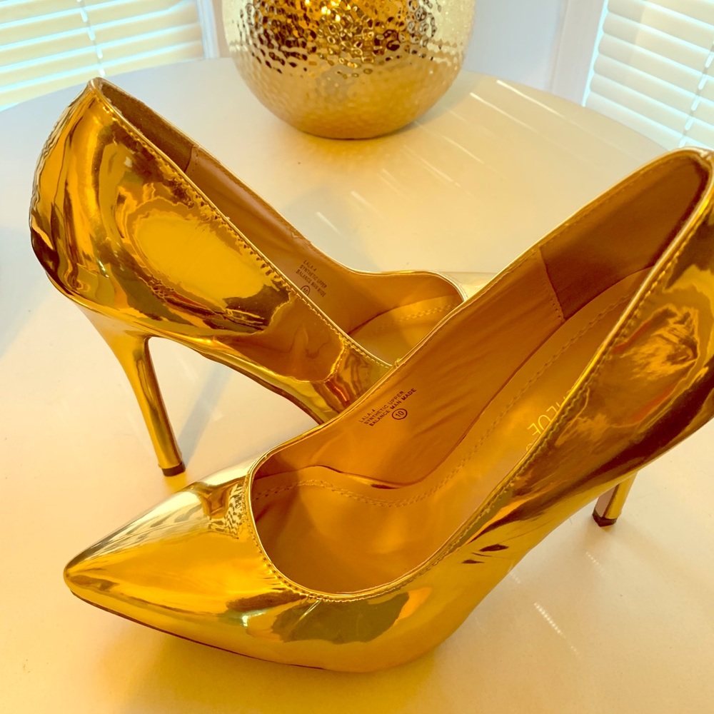 Beautiful never worn gold pumps